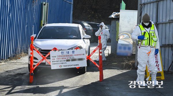 지난해 12월 16일 아프리카돼지열병(ASF)이 발병한 양주시 한 양돈농가에 방역당국 관계자들이 출입을 통제하고 있는 모습. 2024.12.18 /이지훈기자 jhlee@kyeongin.com