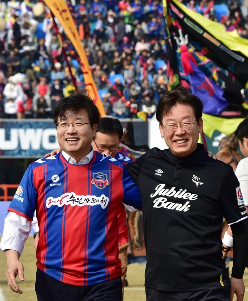 2016년 수원FC와 성남FC간 깃발 더비를 이끈 염태영(왼쪽) 전 수원시장, 이재명 전 성남시장. /연합뉴스