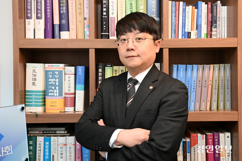 20일 오전 수원시 영통구 법무법인 서한에서 조현삼 변호사가 경인일보와 인터뷰를 하고 있다. 2025.1.20 /최은성기자 ces7198@kyeongin.com