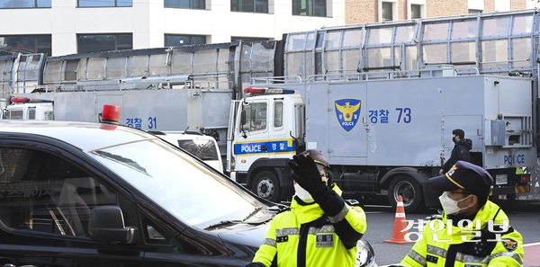 서울구치소에 구속 수감 중인 윤석열 대통령이 헌법재판소 탄핵심판 제3차 변론기일에 참석한 21일 오후 서울 종로구 헌법재판소 일대가 경찰버스 차벽 등으로 통제되고 있다. 2025.1.21 /이지훈기자 jhlee@kyeongin.com