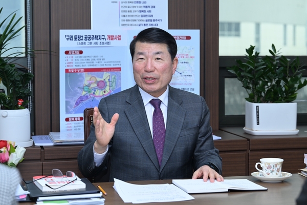 백경현 구리시장이 2025년도 구리시 6대 중점 추진과제를 전하며 자족도시 건설의 기틀을 마련하겠다고 약속했다. /구리시 제공