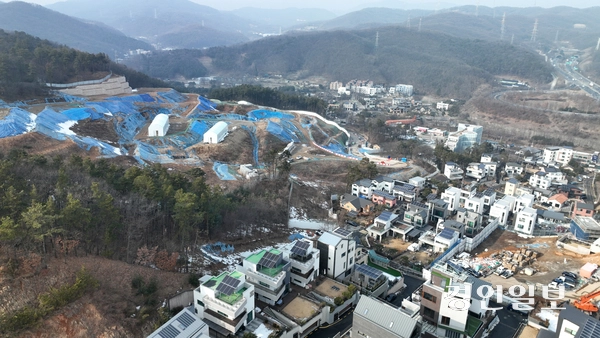 용인시 고기동 산 비탈면에 사회복지시설 조성을 두고 주민들이 통학로에 산사태 등 위험요소가 있다며 목소리를 내고 있다. 사진은 21일 용인시 고기동 사회복지시설 공사 현장. 2025.1.21 /최은성기자 ces7198@kyeongin.com