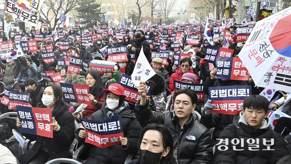 서울구치소에 구속 수감 중인 윤석열 대통령이 헌법재판소 탄핵심판 제3차 변론기일에 참석한 21일 오후 서울 종로구 헌법재판소 인근에서 윤 대통령 지지자들이 탄핵 반대 집회를 열고 구호를 외치고 있다. 2025.1.21 /이지훈기자 jhlee@kyeongin.com