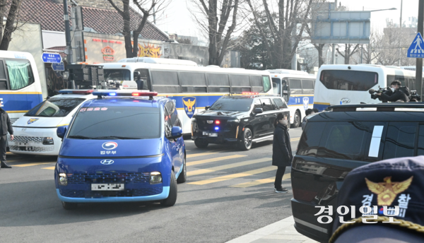 윤석열 대통령이 헌법재판소에서 열리는 탄핵심판에 출석하기 위해 21일 오후 서울 종로구 헌법재판소로 윤 대통령을 태운 호송차량이 들어가고 있다. 2025.1.21 /이지훈기자 jhlee@kyeongin.com