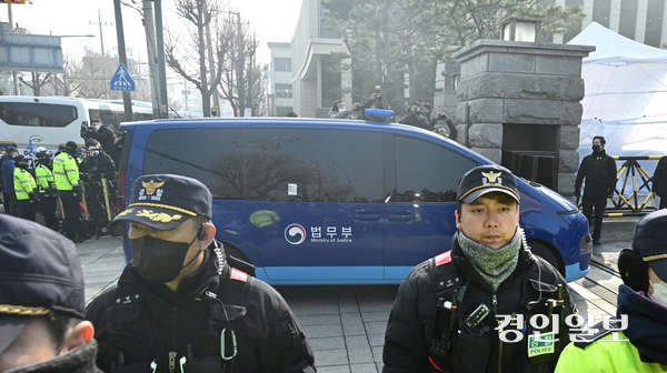 윤석열 대통령이 헌법재판소에서 열리는 탄핵심판에 출석하기 위해 21일 오후 서울 종로구 헌법재판소로 윤 대통령을 태운 호송차량이 들어가고 있다. 2025.1.21 /이지훈기자 jhlee@kyeongin.com