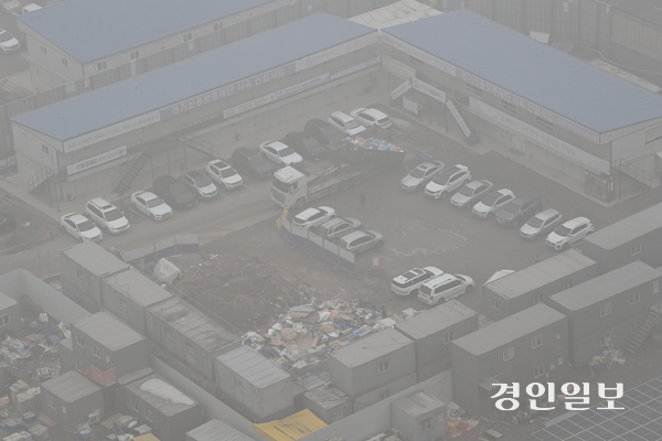 수도권에 미세먼지 비상저감조치가 발령된 21일 오전 경기도청에서 바라본 도심이 뿌옇게 보이고 있다. 2025.1.21 /최은성기자 ces7198@kyeongin.com