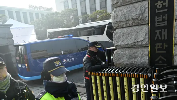 윤석열 대통령이 헌법재판소에서 열리는 탄핵심판에 출석하기 위해 21일 오후 서울 종로구 헌법재판소로 윤 대통령을 태운 호송차량이 들어가고 있다. 2025.1.21 /이지훈기자 jhlee@kyeongin.com