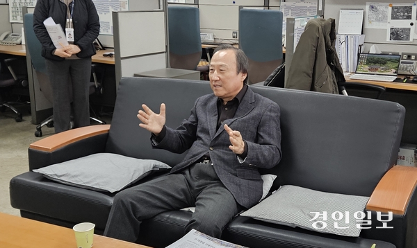 홍일표 신임 인천시 기후환경대사가 21일 기자간담회에서 인천시의 기후변화 대응 정책에 대해 말하고 있다. 2025.1.21 /김희연기자 khy@kyeongin.com