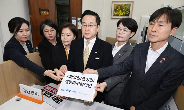 더불어민주당을 비롯한 야5당 대표발의자들이 21일 오후 국회 의안과에 윤상현 국민의힘 의원 제명 촉구 결의안을 제출하고 있다. 2025.1.21 /연합뉴스