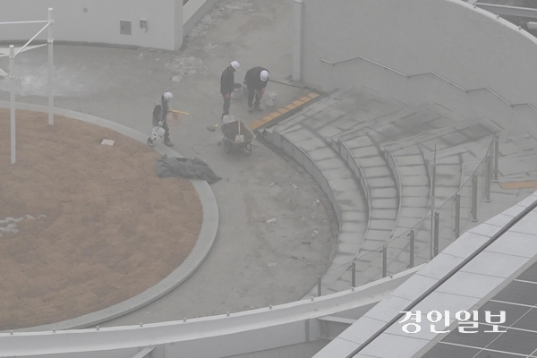 수도권에 미세먼지 비상저감조치가 발령된 21일 오전 경기도청에서 바라본 도심이 뿌옇게 보이고 있다. 2025.1.21 /최은성기자 ces7198@kyeongin.com