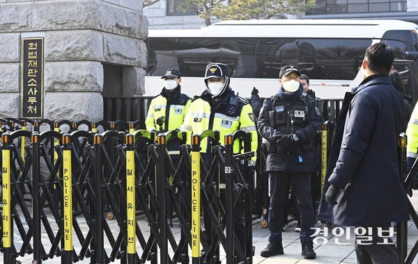서울구치소에 구속 수감 중인 윤석열 대통령이 헌법재판소 탄핵심판 제3차 변론기일에 참석한 21일 오후 서울 종로구 헌법재판소 입구에서 경찰이 경계를 강화하고 있다. 2025.1.21 /이지훈기자 jhlee@kyeongin.com