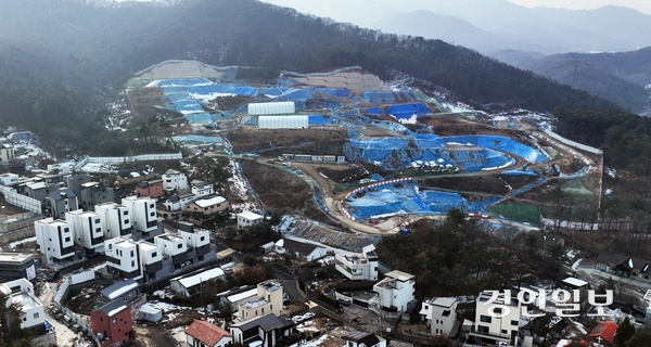 용인시 고기동 산 비탈면에 사회복지시설 조성을 두고 주민들이 통학로에 산사태 등 위험요소가 있다며 목소리를 내고 있다. 사진은 21일 용인시 고기동 사회복지시설 공사 현장. 2025.1.21 /최은성기자 ces7198@kyeongin.com