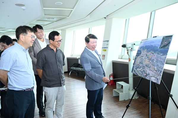 백경현 구리시장이 토평2지구 공공주택지구 사업과 관련 관계자들과 현장답사를 하고 있다. /구리시 제공