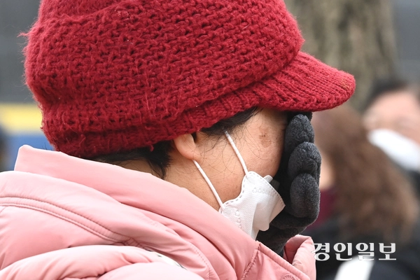21일 오후 의왕시 서울구치소에서 윤석열 대통령이 탄핵 심판 변론기일에 출석하기 위해 빠져나오자 지지자들이 눈물을 훔치고 있다. 2025.1.21 /최은성기자 ces7198@kyeongin.com