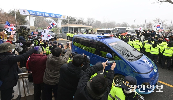 윤석열 대통령이 21일 오후 헌법재판소의 탄핵 심판 변론기일에 출석하기 위해 의왕시 서울구치소에서 출발하고 있다. 2025.1.21 /최은성기자 ces7198@kyeongin.com