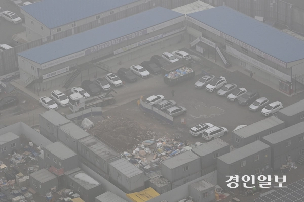 수도권에 미세먼지 비상저감조치가 발령된 21일 오전 경기도청에서 바라본 도심이 뿌옇게 보이고 있다. 2025.1.21 /최은성기자 ces7198@kyeongin.com