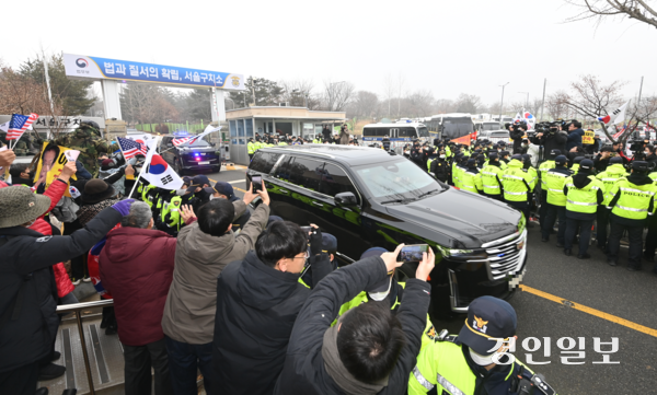 윤석열 대통령이 21일 오후 헌법재판소의 탄핵 심판 변론기일에 출석하기 위해 의왕시 서울구치소에서 출발하고 있다. 2025.1.21 /최은성기자 ces7198@kyeongin.com