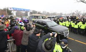[화보] 헌재 향하는 윤 대통령 차량