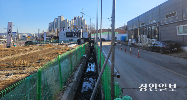 용인시의 한 도로를 두고 2023년부터 주민들과 한국농어촌공사 간 갈등을 빚고 있다. 사진은 한국농어촌공사 소유 부지에 지어진 도로와 옆에 남아있는 수로. 2025.1.16 /김지원기자 zone@kyeongin.com