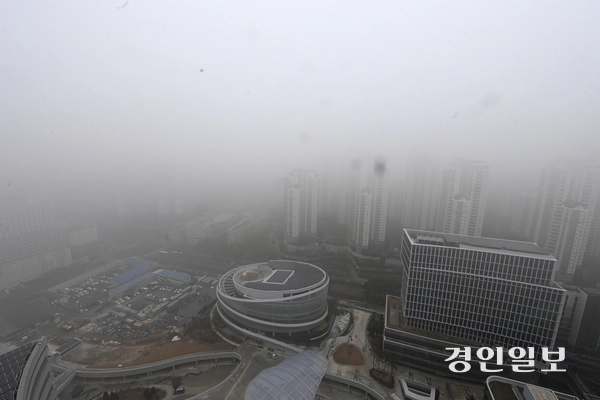 수도권에 미세먼지 비상저감조치가 발령된 21일 오전 경기도청에서 바라본 도심이 뿌옇게 보이고 있다. 2025.1.21 /최은성기자 ces7198@kyeongin.com