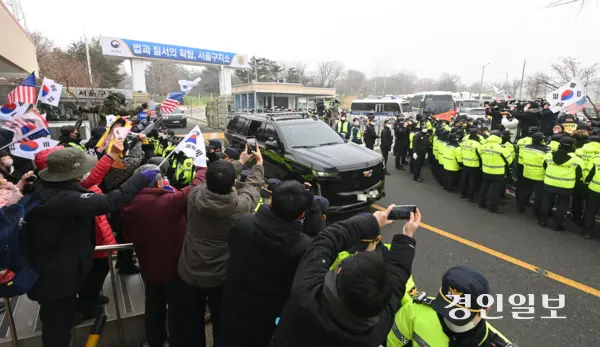 윤석열 대통령이 21일 오후 헌법재판소의 탄핵 심판 변론기일에 출석하기 위해 의왕시 서울구치소에서 출발하고 있다. 2025.1.21 /최은성기자 ces7198@kyeongin.com