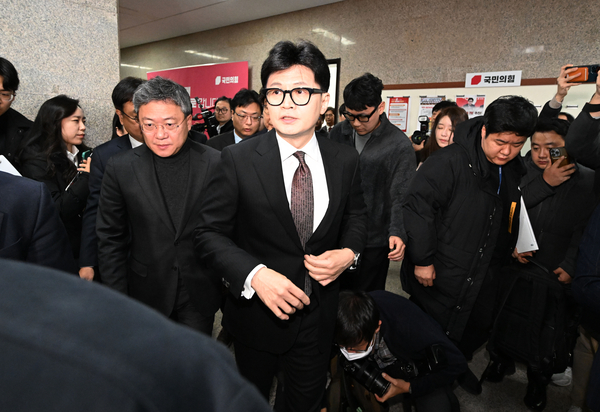 지난달 16일 서울 여의도 국회에서 당 대표 사퇴 의사를 밝힌 국민의힘 한동훈 대표가 국회를 나서고 있다. 2024.12.16 /국회사진기자단