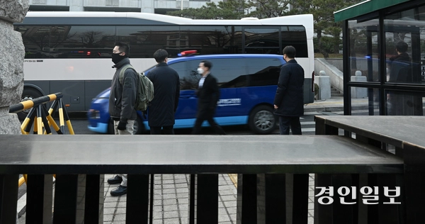 윤석열 대통령이 헌법재판소 탄핵심판 제3차 변론기일에 참석한 21일 오후 서울 종로구 헌법재판소에서 윤석열 대통령이 탑승한 호송차량이 서울구치소로 향하고 있다. 2025.1.21 /이지훈기자 jhlee@kyeongin.com