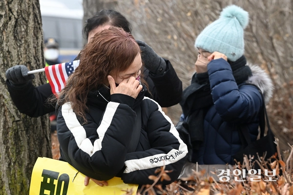 21일 오후 의왕시 서울구치소에서 윤석열 대통령이 탄핵 심판 변론기일에 출석하기 위해 빠져나오자 지지자들이 눈물을 훔치고 있다. 2025.1.21 /최은성기자 ces7198@kyeongin.com