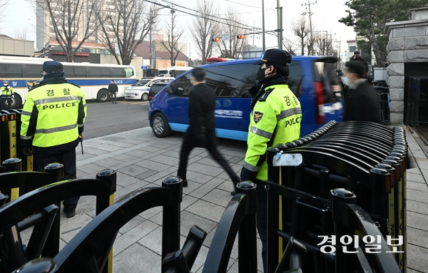 윤석열 대통령이 헌법재판소 탄핵심판 제3차 변론기일에 참석한 21일 오후 서울 종로구 헌법재판소에서 윤석열 대통령이 탑승한 호송차량이 서울구치소로 향하고 있다. 2025.1.21 /이지훈기자 jhlee@kyeongin.com