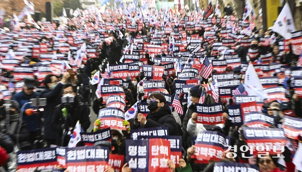 서울구치소에 구속 수감 중인 윤석열 대통령이 헌법재판소 탄핵심판 제3차 변론기일에 참석한 21일 오후 서울 종로구 헌법재판소 인근에서 윤 대통령 지지자들이 탄핵 반대 집회를 열고 구호를 외치고 있다. 2025.1.21 /이지훈기자 jhlee@kyeongin.com