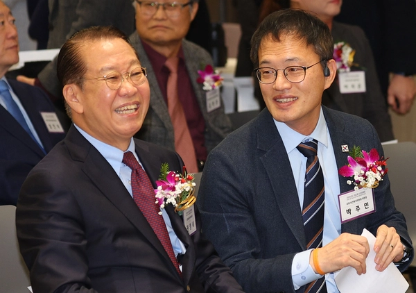 국민의힘 권영세 비상대책위원장과 더불어민주당 박주민 의원(사진 오른쪽)이 17일 서울 용산구 대한의사협회에서 열린 2025년 의료계 신년하례회에서 대화하고 있다. 2025.1.17 /연합뉴스