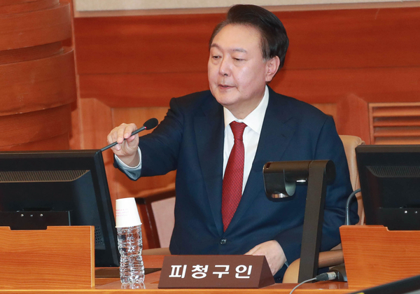 윤석열 대통령이 21일 오후 서울 종로구 헌법재판소에서 열린 탄핵심판 3차 변론에 출석해 피청구인 좌석에 착석하고 있다. 2025.1.21 /연합뉴스