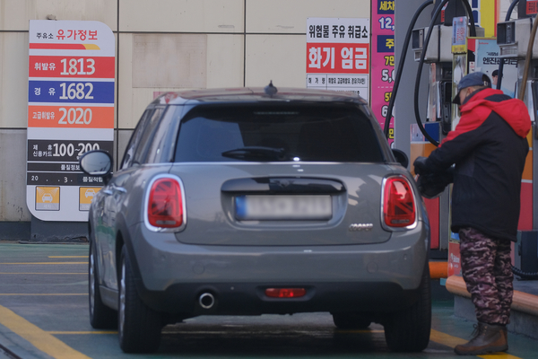 21일 한국석유공사 유가정보시스템 오피넷에 따르면 경기도 ℓ당 평균 휘발유 가격은 1천730원, 경유는 1천588원으로 한 달 전 대비 각각 65원, 81원 올랐다. 지난해 10월 이후부터 이어진 우상향 그래프는 지난달 들어 기울기가 더 가팔라졌다. 사진은 이날 서울 시내 주유소 모습. 2025.1.21 /연합뉴스