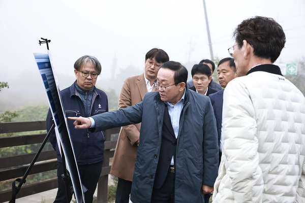 김덕현 연천군수는 지난해 11월 청산면 아우라지 출렁다리 사업 현장을 방문해 안전하고 차질없는 공사를 관계자들에게 당부했다. /연천군 제공