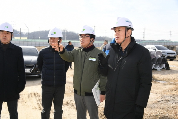 박형덕 동두천시장이 2023년 12월 상패동 소재 국가산업단지 현장점검에 나서 한국토지주택공사(LH) 관계자 등에게 안전관리 유념을 당부했다. /동두천시 제공