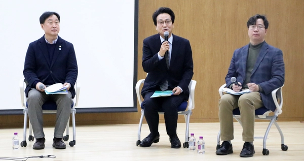 경기도 지역구 국회의원과 도의원들이 공동주최한 ‘경기골든플랜’ 정책 토크쇼가 22일 경기도의회 대회의실에서 열렸다. 2025.1.22 /김준혁 의원 측 제공