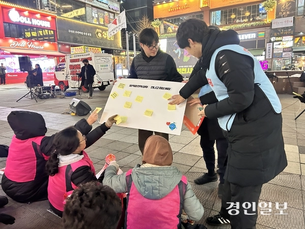 22일 오후 6시30분께 인천 남동구 구월동로데오거리에서 열린 윤석열 퇴진 촛불집회에 참여한 시민들이 메모지를 붙이고 있다. 2025.1.22/백효은기자100@kyeongin.com