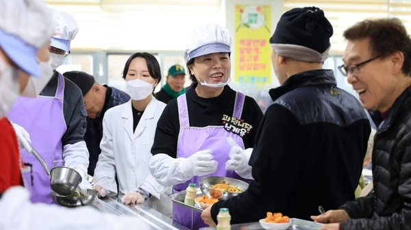 신계용 과천시장은 관내 구석구석을 찾아다니며 시민들과 대화하고 직접 행사와 봉사활동에 참여하는 시정활동으로 유명하다. 사진은 지난해 12월 노인복지관 배식봉사에 나선 신 시장. /과천시 제공