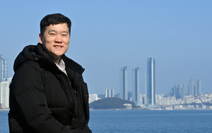 [아임 프롬 인천·(43)] 지강민 작가 “와라! 편의점, 알바생 울고 웃는 소우주 그렸죠”