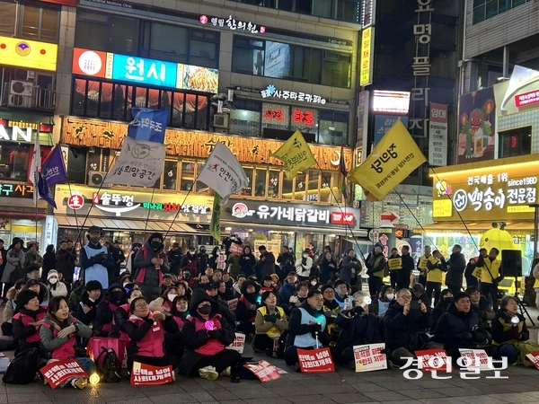 22일 오후 6시30분께 인천 남동구 구월동로데오거리에서 열린 촛불집회에 참여한 시민들이 ‘윤석열 퇴진’을 외치고 있다. 2025.1.22/백효은기자100@kyeongin.com