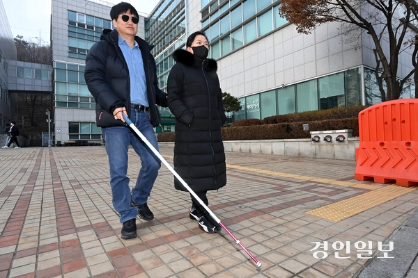 한국시각장애인협회 안양시지회 이상수 회장은 설 연휴 기간 활동지원사의 수가 비용이 1.5배 증가하면서 이들의 도움을 받기 쉽지 않을 것으로 보인다. 2025.1.22 /최은성기자 ces7198@kyeongin.com