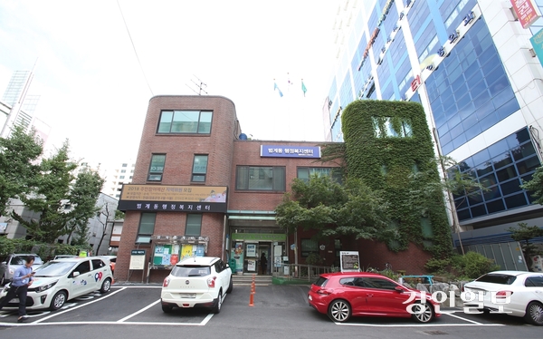 안양시 범계 공공복합청사 개발사업이 정부의 ‘노후청사 복합개발 선도사업’에 선정돼 사업 추진에 탄력이 붙게 됐다. 사진은 범계동 행정복지센터 전경. /안양시 제공