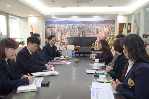 강수현 양주시장이 지난 21일 시청에서 김금숙 경기도교육청 융합교육국장 등 관계자들과 체육고 설립 방안에 관해 이야기를 나누고 있다. 2025.1.21 /양주시 제공