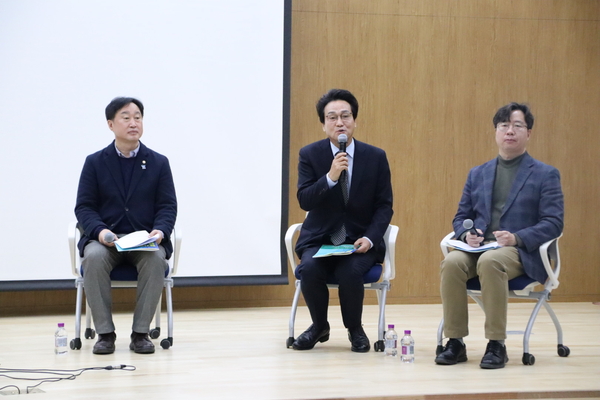 경기도 지역구 국회의원과 도의원들이 공동주최한 ‘경기골든플랜’ 정책 토크쇼가 22일 경기도의회 대회의실에서 열렸다. 2025.1.22/김준혁 의원 측 제공