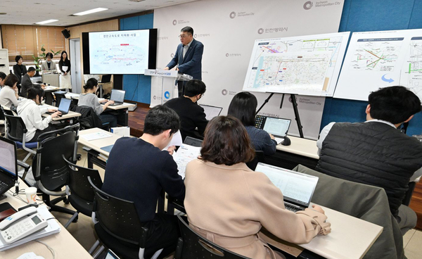 이종신 인천시 도시균형국장이 23일 시청 브리핑룸에서 경인고속도로 연장 및 지하화 사업 예비타당성 조사 결과를 발표하고 있다. 2025.1.23 /인천시 제공