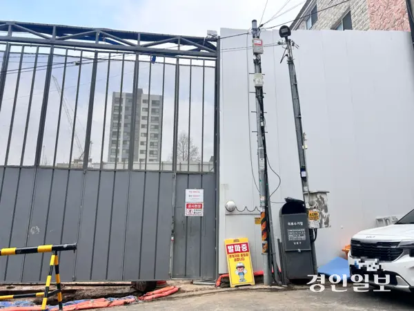 지난 20일 오후 한국건강관리협회 인천지부 신청사 공사현장 방음벽 앞에 ‘발파 중’이라고 쓰인 안내판이 놓여있다. 2025.1.20/백효은기자100@kyeongin.com