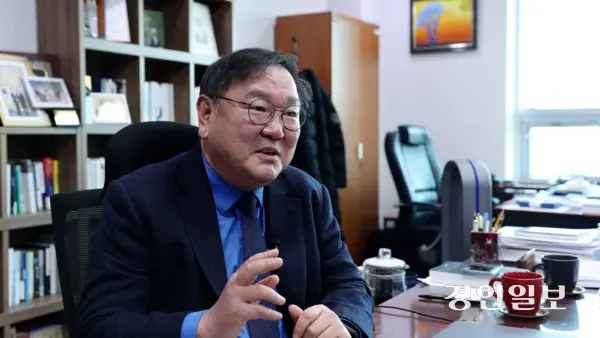 김태년(경기 성남시수정구) 더불어민주당 의원이 23일 국회에서 경인일보와 인터뷰를 하고 있다. 2025.1.23 /박소연PD parksy@kyeongin.com