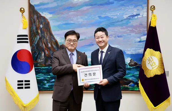 김진경 경기도의회 의장이 우원식 국회의장을 만나 지방의회법 제정, 지방의원 정책지원관 확대 등 지방의회 숙원과제 해결을 건의했다. 2025.1.23 /경기도의회 제공