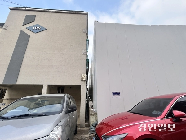 지난 20일 오후 한국건강관리협회 인천지부 신청사 공사현장 방음벽이 인근 빌라와 가깝게 설치돼 있다. 2025.1.20/백효은기자100@kyeongin.com