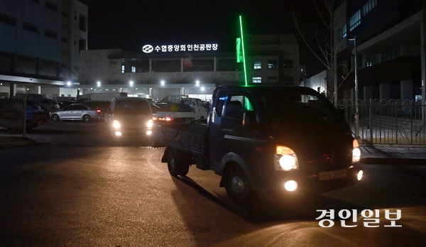 지난 2일 인천시 중구 수협중앙회 인천공판장에서 열린 을사년(乙巳年) 첫 경매가 끝나고 낙찰 받은 생선들을 실은 화물차들이 공판장을 빠져 나가고 있다. 2025.1.2 /김용국기자yong@kyeongin.com